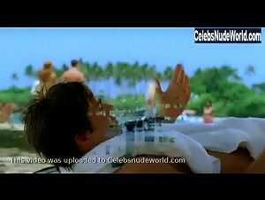Amanda Bynes Cleavage , Bikini In Love Wrecked (2005) 20