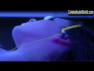 Jennifer Love-Hewitt, Brandy Norwood bikini, underwear scene in I Still Know What You Did Last Summer (1998) 3