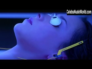 Jennifer Love-Hewitt, Brandy Norwood bikini, underwear scene in I Still Know What You Did Last Summer (1998) 4