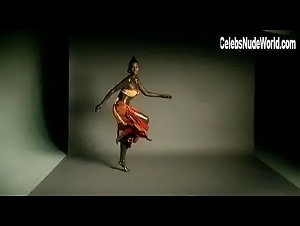 Beyoncé Knowles bikini, Sexy scene in Dreamgirls (2006) 12