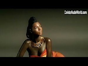 Beyoncé Knowles bikini, Sexy scene in Dreamgirls (2006) 15