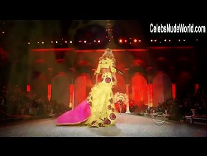 Candice Swanepoel Sexy,underclothing scene in The Victoria's Secret Fashion Show 2011 (2011) 10