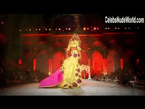 Candice Swanepoel Sexy,underclothing scene in The Victoria's Secret Fashion Show 2011 (2011) 11