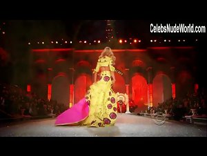 Candice Swanepoel Sexy,underclothing scene in The Victoria's Secret Fashion Show 2011 (2011) 12