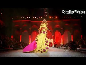 Candice Swanepoel Sexy,underclothing scene in The Victoria's Secret Fashion Show 2011 (2011) 13