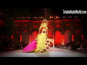 Candice Swanepoel Sexy,underclothing scene in The Victoria's Secret Fashion Show 2011 (2011) 14