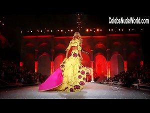 Candice Swanepoel Sexy,underclothing scene in The Victoria's Secret Fashion Show 2011 (2011) 15