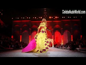Candice Swanepoel Sexy,underclothing scene in The Victoria's Secret Fashion Show 2011 (2011) 16