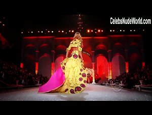 Candice Swanepoel Sexy,underclothing scene in The Victoria's Secret Fashion Show 2011 (2011) 17