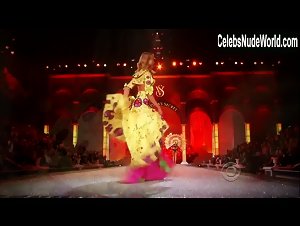 Candice Swanepoel Sexy,underclothing scene in The Victoria's Secret Fashion Show 2011 (2011) 8