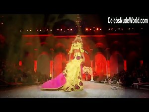 Candice Swanepoel Sexy,underclothing scene in The Victoria's Secret Fashion Show 2011 (2011) 9