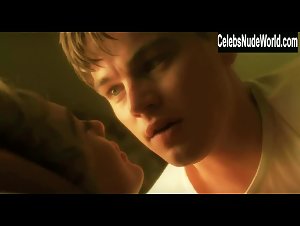 Ellen Pompeo Sexy scene in Catch Me If You Can (2002) 20
