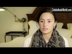 Demi Lovato Nude, butt scene in Vanity Fair: Photoshoot (2015) 10
