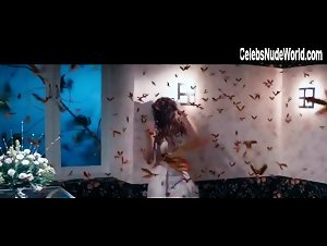 Esha Gupta Sexy scene in Raaz 3: The Third Dimension (2012) 10