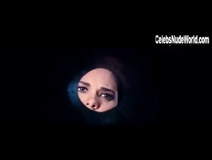 Esha Gupta Sexy scene in Raaz 3: The Third Dimension (2012) 4