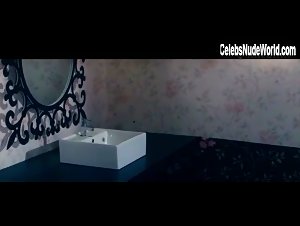Esha Gupta Sexy scene in Raaz 3: The Third Dimension (2012) 6