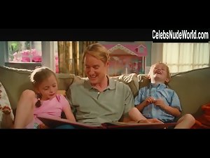 Jenna Fischer Sexy, bikini scene in Hall Pass (2011) 16