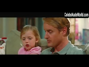 Jenna Fischer Sexy, bikini scene in Hall Pass (2011) 19