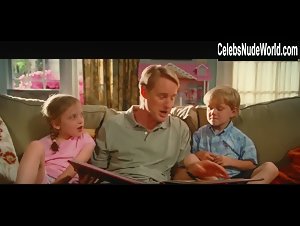 Jenna Fischer Sexy, bikini scene in Hall Pass (2011) 5