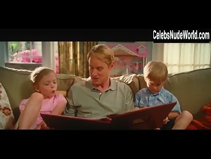 Jenna Fischer Sexy, bikini scene in Hall Pass (2011) 6