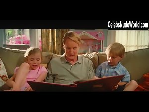 Jenna Fischer Sexy, bikini scene in Hall Pass (2011) 7