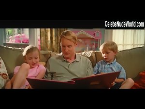 Jenna Fischer Sexy, bikini scene in Hall Pass (2011) 8