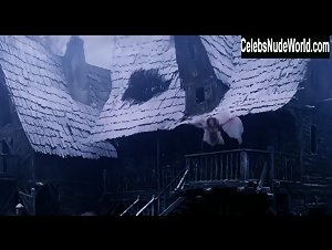 Josie Maran Sexy scene in Van Helsing (2004) 9