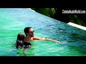 Kim Kardashian, Kourtney Kardashian bikini, Sexy scene in Keeping Up with the Kardashians (2007-2021) 2