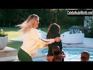 Kim Kardashian, Kourtney Kardashian bikini, butt scene in Keeping Up with the Kardashians (2007-2021) 4