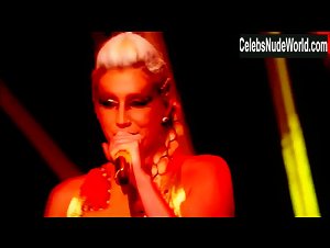 Kesha Rose Sebert bush, Nude scene in The Graham Norton Show (2012-2016) 8