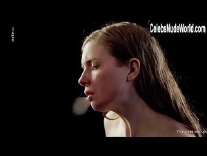Ina Maria Jaich in Staub zu Staub (short) (2018) 18