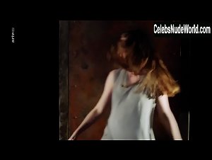Ina Maria Jaich in Staub zu Staub (short) (2018) 2