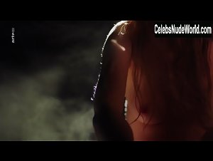 Ina Maria Jaich in Staub zu Staub (short) (2018) 7