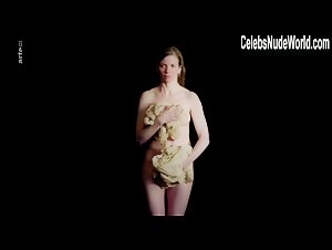 Ina Maria Jaich in Staub zu Staub (short) (2018) 9