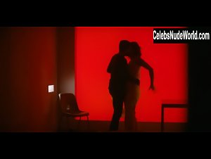 Elodie Fontan in Prise au piege (series) (2019) 18