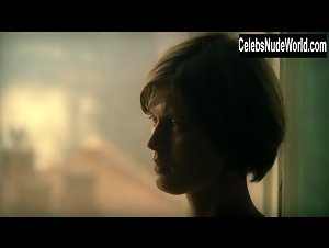 Malgorzata Bela nude, boobs scene in Ono (2004) 14