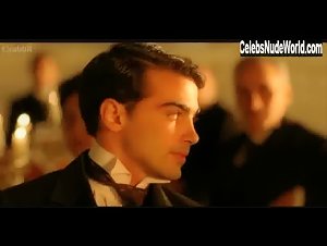 Maria Grazia Cucinotta Nude, butt scene in L'imbroglio nel lenzuolo (2010) 1