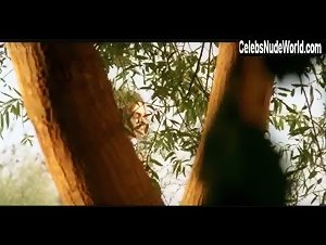 Maria Grazia Cucinotta breasts, butt scene in L'imbroglio nel lenzuolo (2010) 18