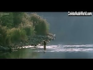 Maria Grazia Cucinotta butt, Nude scene in L'imbroglio nel lenzuolo (2010) 12