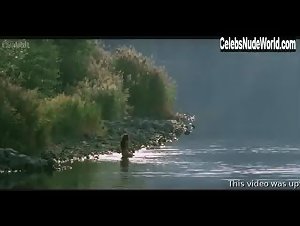 Maria Grazia Cucinotta butt, Nude scene in L'imbroglio nel lenzuolo (2010) 15