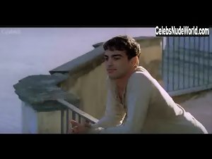 Maria Grazia Cucinotta butt, Nude scene in L'imbroglio nel lenzuolo (2010) 3