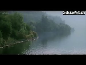Maria Grazia Cucinotta butt, Nude scene in L'imbroglio nel lenzuolo (2010) 4