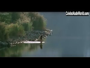Maria Grazia Cucinotta butt, Nude scene in L'imbroglio nel lenzuolo (2010) 7
