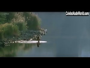 Maria Grazia Cucinotta butt, Nude scene in L'imbroglio nel lenzuolo (2010) 8