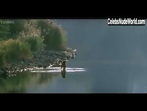 Maria Grazia Cucinotta butt, Nude scene in L'imbroglio nel lenzuolo (2010) 9