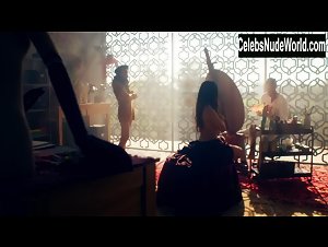 Aislinn Derbez in La casa de las flores (series) (2018) 10