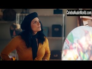 Aislinn Derbez in La casa de las flores (series) (2018) 14