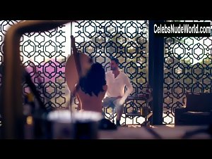 Aislinn Derbez in La casa de las flores (series) (2018) 2