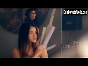 Aislinn Derbez in La casa de las flores (series) (2018) 9