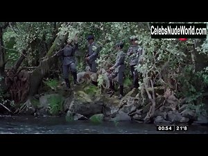 Aitana Sanchez-Gijon in La ley de la frontera (1995) 7